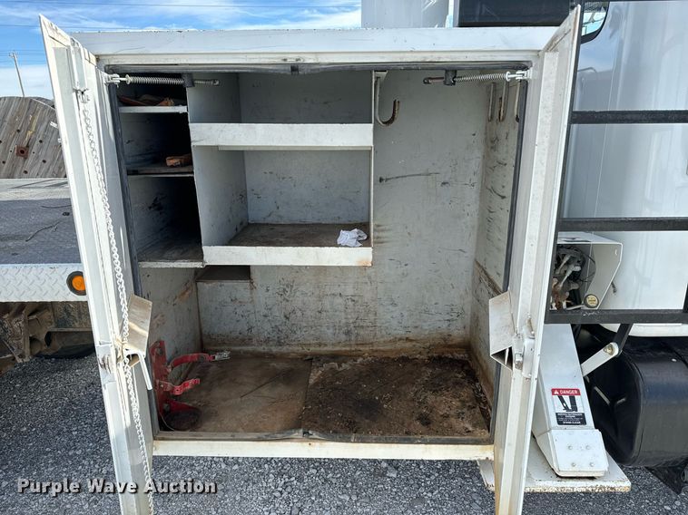 image for item OJ9482 2001 International   4700 bucket truck