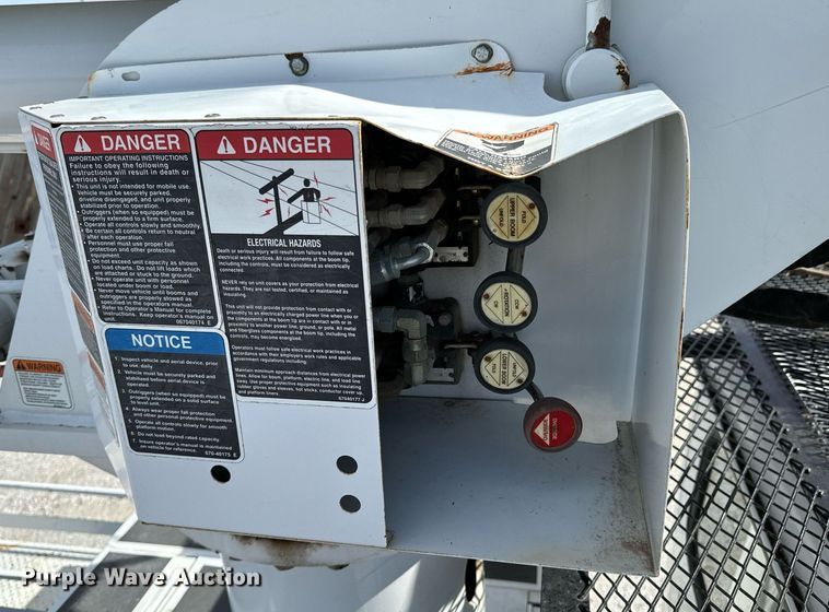 image for item OJ9482 2001 International   4700 bucket truck