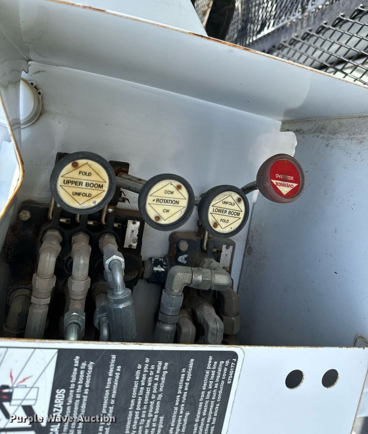 image for item OJ9482 2001 International   4700 bucket truck