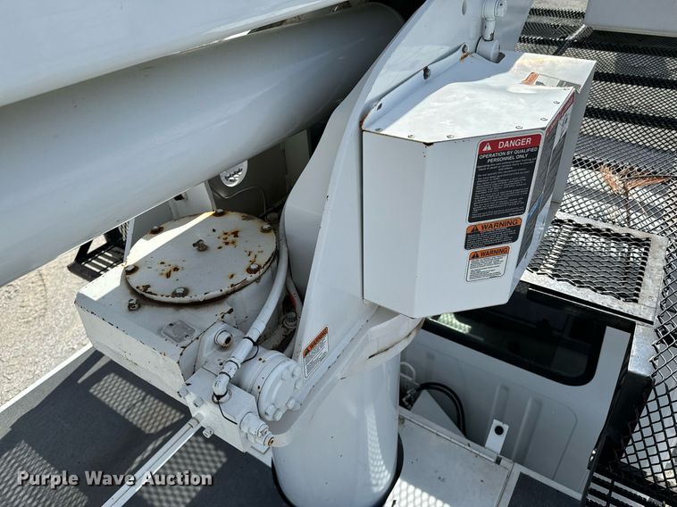 image for item OJ9482 2001 International   4700 bucket truck