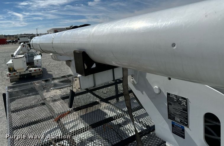 image for item OJ9482 2001 International   4700 bucket truck