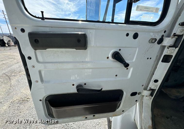 image for item OJ9482 2001 International   4700 bucket truck