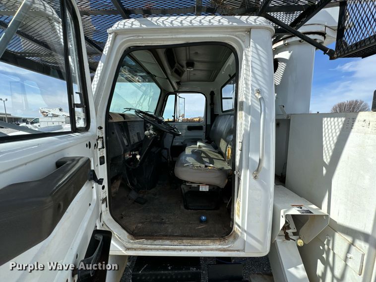 image for item OJ9482 2001 International   4700 bucket truck