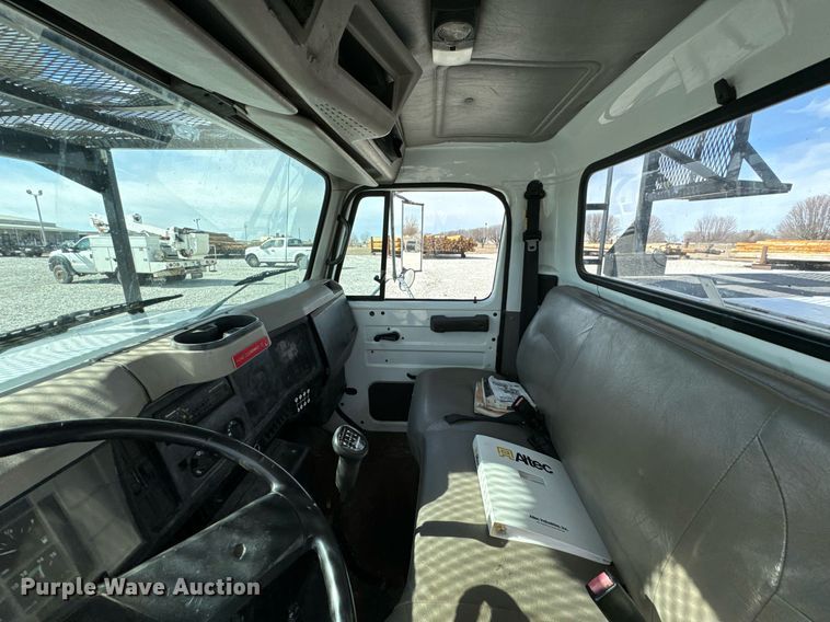 image for item OJ9482 2001 International   4700 bucket truck