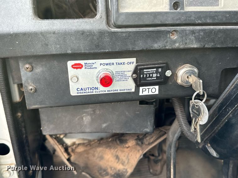 image for item OJ9482 2001 International   4700 bucket truck