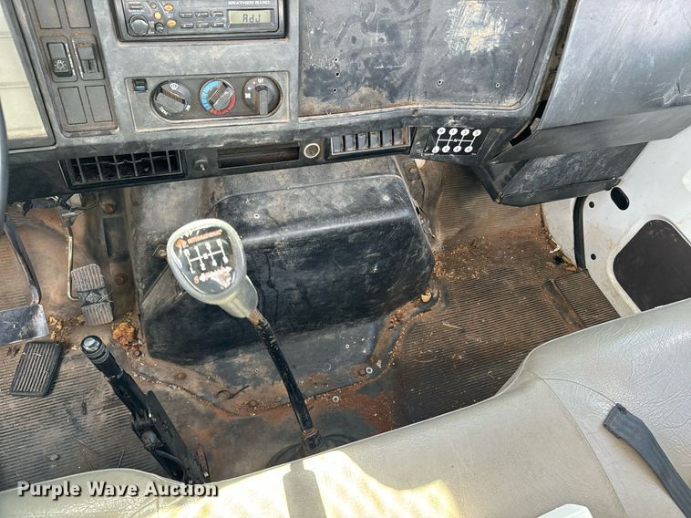 image for item OJ9482 2001 International   4700 bucket truck