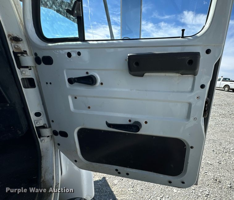 image for item OJ9482 2001 International   4700 bucket truck