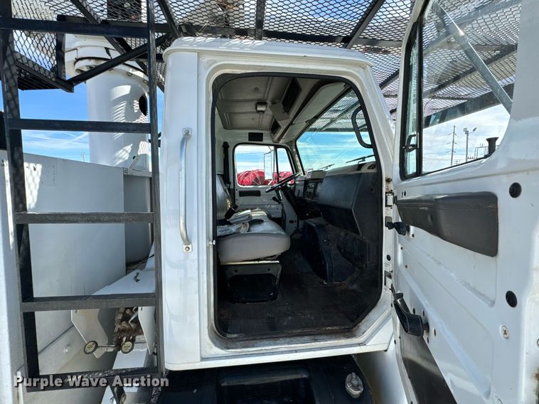 image for item OJ9482 2001 International   4700 bucket truck