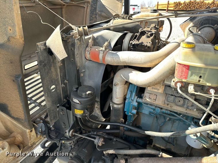 image for item OJ9482 2001 International   4700 bucket truck