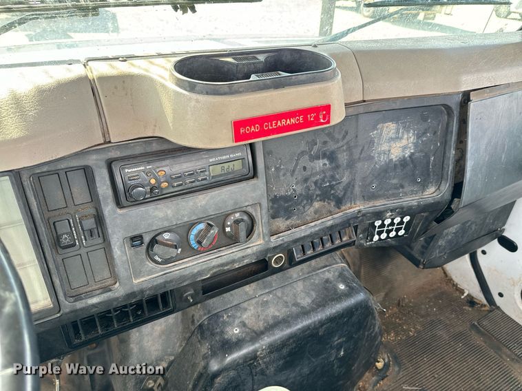 image for item OJ9482 2001 International   4700 bucket truck