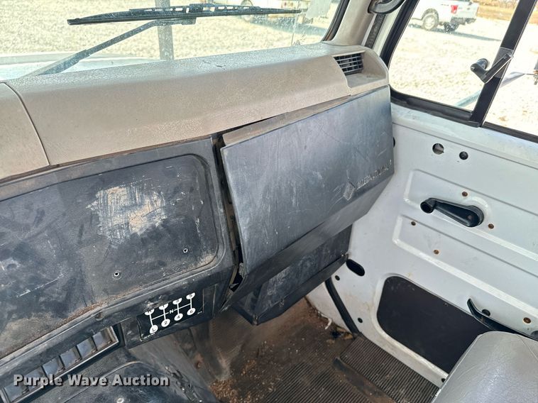 image for item OJ9482 2001 International   4700 bucket truck