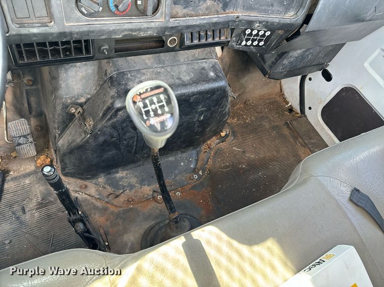 image for item OJ9482 2001 International   4700 bucket truck