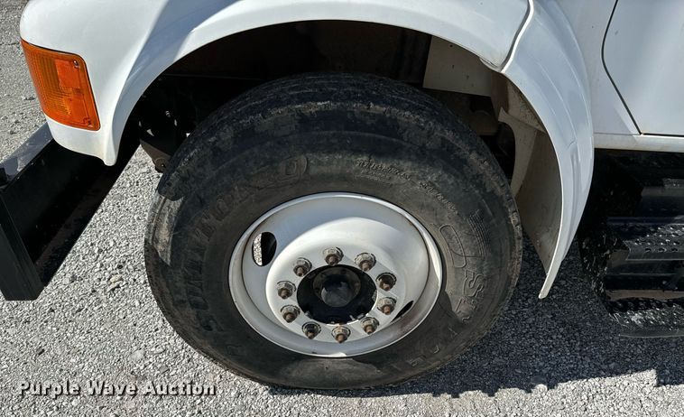 image for item OJ9482 2001 International   4700 bucket truck