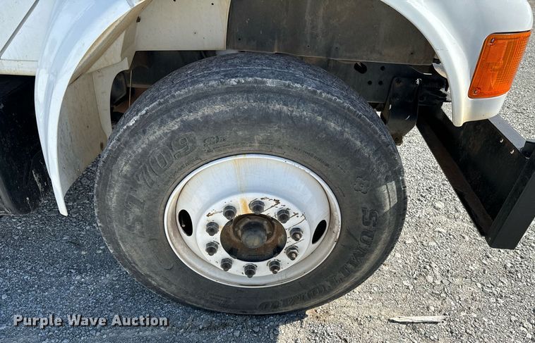 image for item OJ9482 2001 International   4700 bucket truck