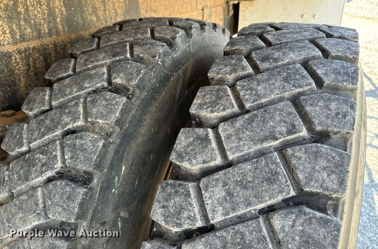 image for item OJ9482 2001 International   4700 bucket truck