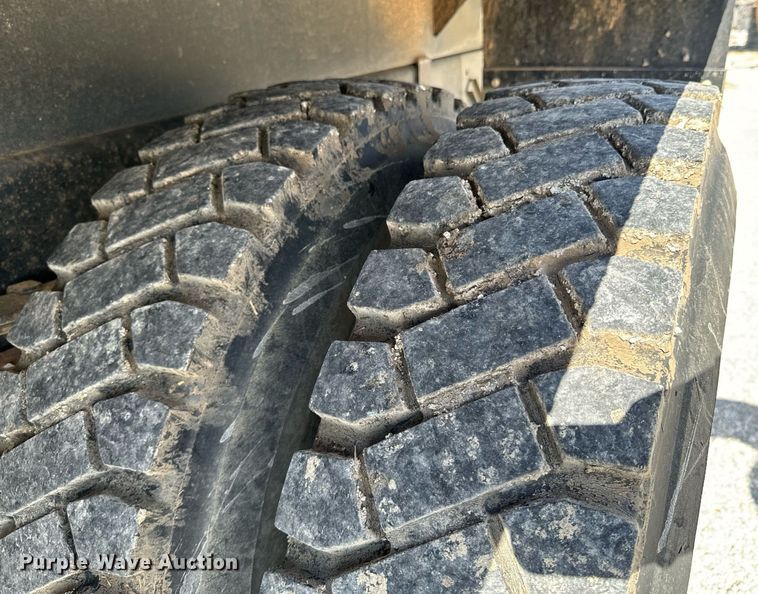 image for item OJ9482 2001 International   4700 bucket truck