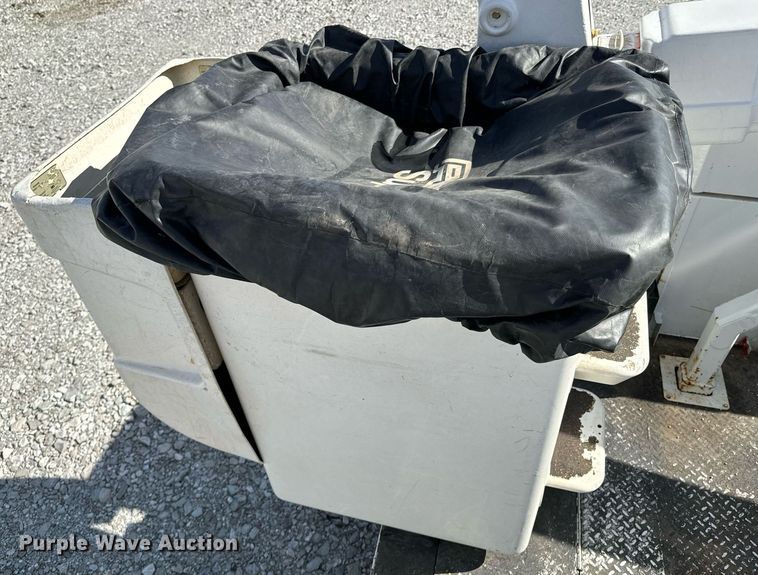 image for item OJ9485 2016 Ford   F550 Super Duty   bucket truck