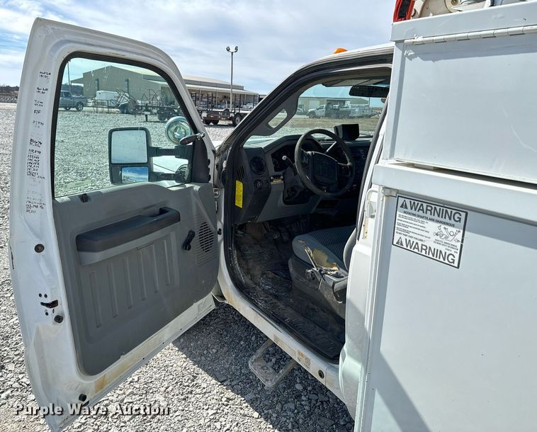 image for item OJ9485 2016 Ford   F550 Super Duty   bucket truck