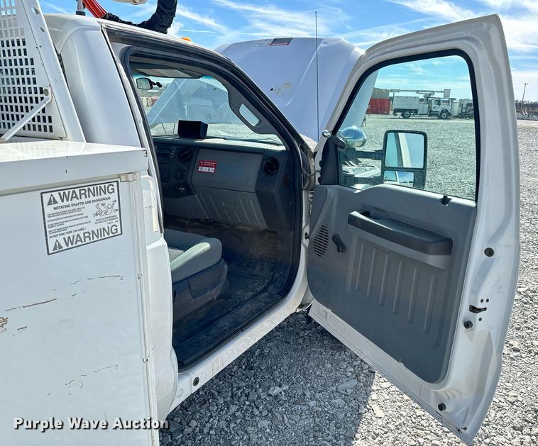 image for item OJ9485 2016 Ford   F550 Super Duty   bucket truck