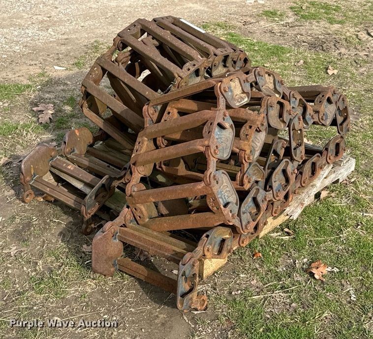 image for item OJ9488 John Deere 328E tracks