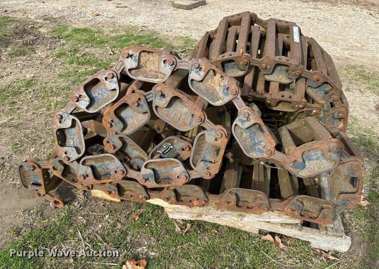 image for item OJ9488 John Deere 328E tracks