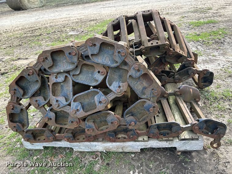 image for item OJ9488 John Deere 328E tracks