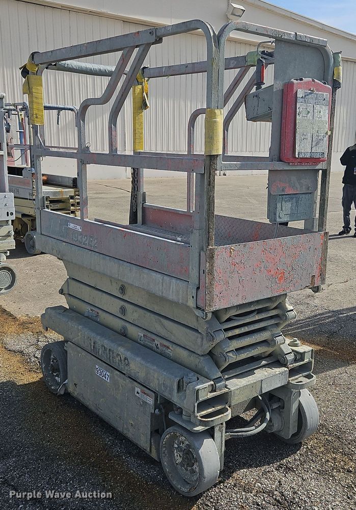 image for item OJ9728 2001 JLG 1932E2 scissor lift