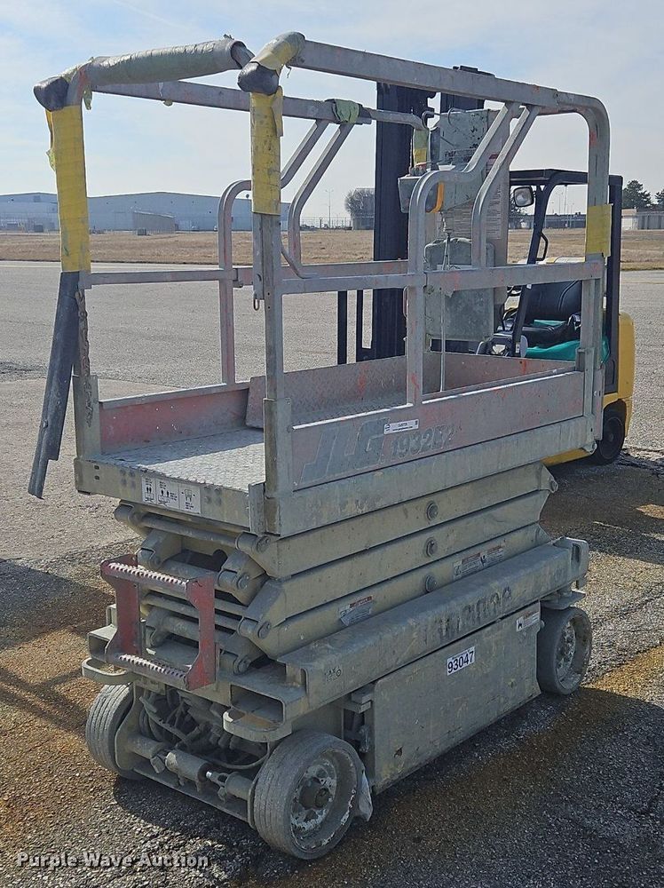 image for item OJ9728 2001 JLG 1932E2 scissor lift