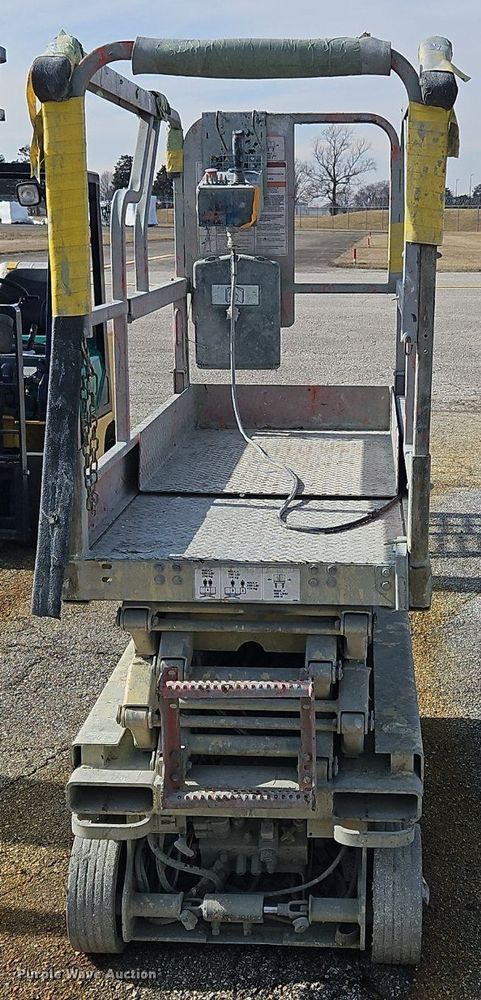 image for item OJ9728 2001 JLG 1932E2 scissor lift