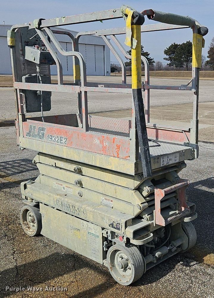image for item OJ9728 2001 JLG 1932E2 scissor lift
