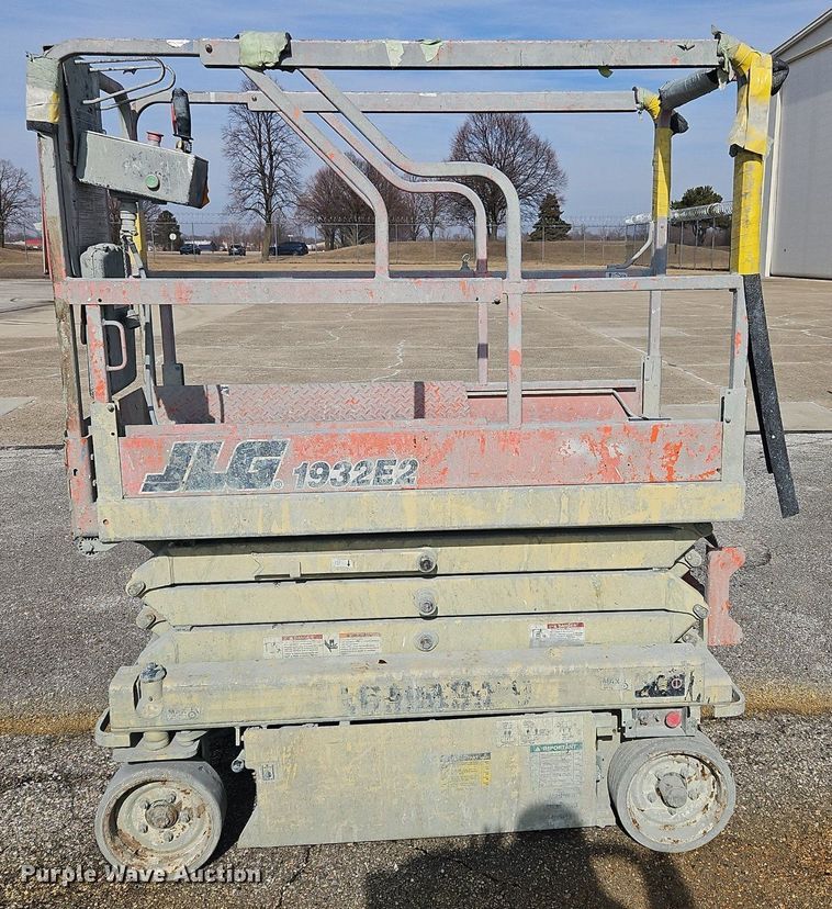 image for item OJ9728 2001 JLG 1932E2 scissor lift