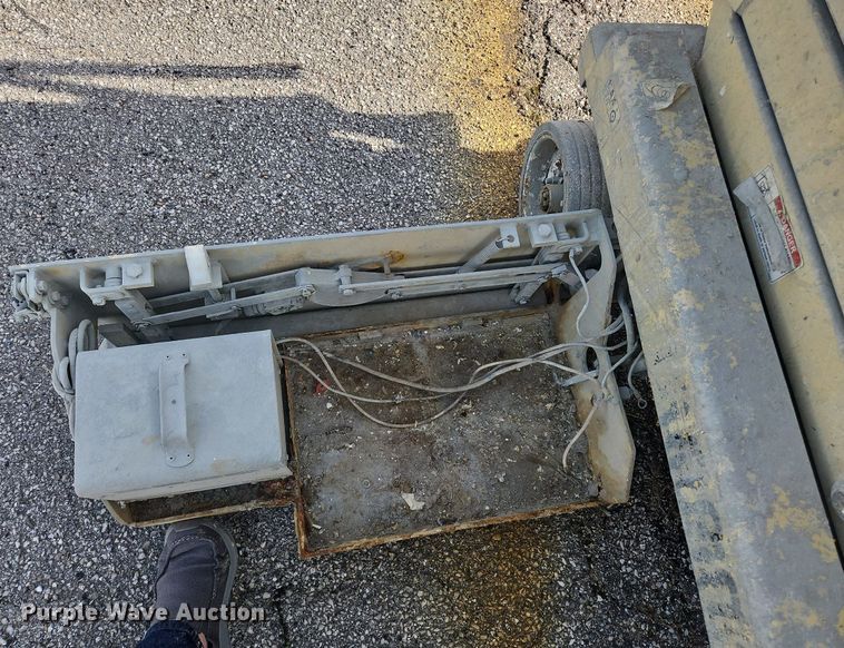 image for item OJ9728 2001 JLG 1932E2 scissor lift