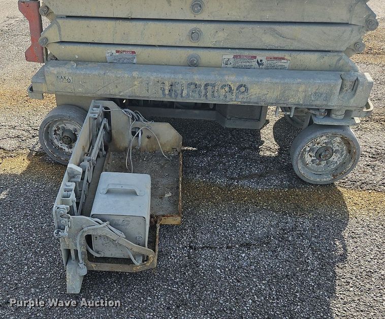 image for item OJ9728 2001 JLG 1932E2 scissor lift