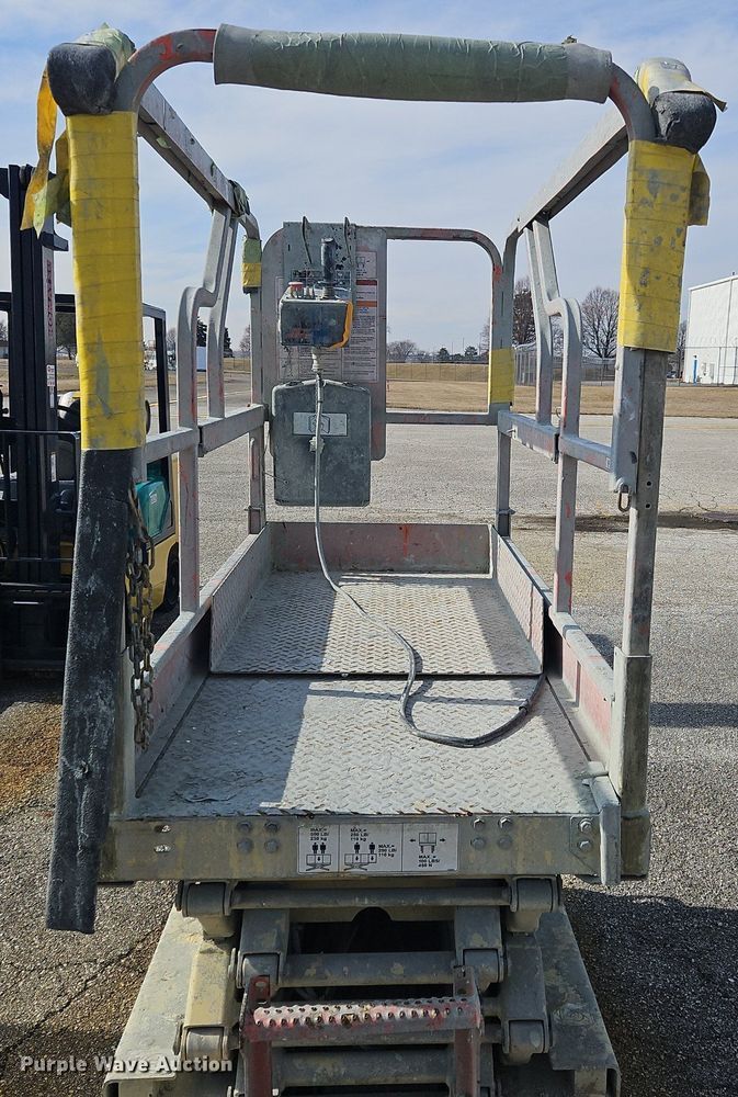 image for item OJ9728 2001 JLG 1932E2 scissor lift