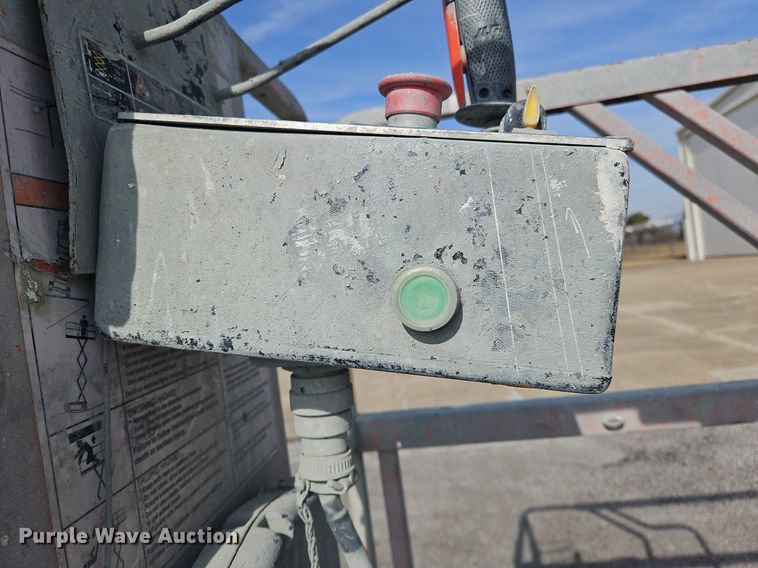 image for item OJ9728 2001 JLG 1932E2 scissor lift