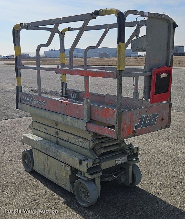 image for item OJ9729 2000 JLG 1932E2 scissor lift