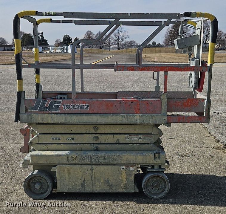 image for item OJ9729 2000 JLG 1932E2 scissor lift