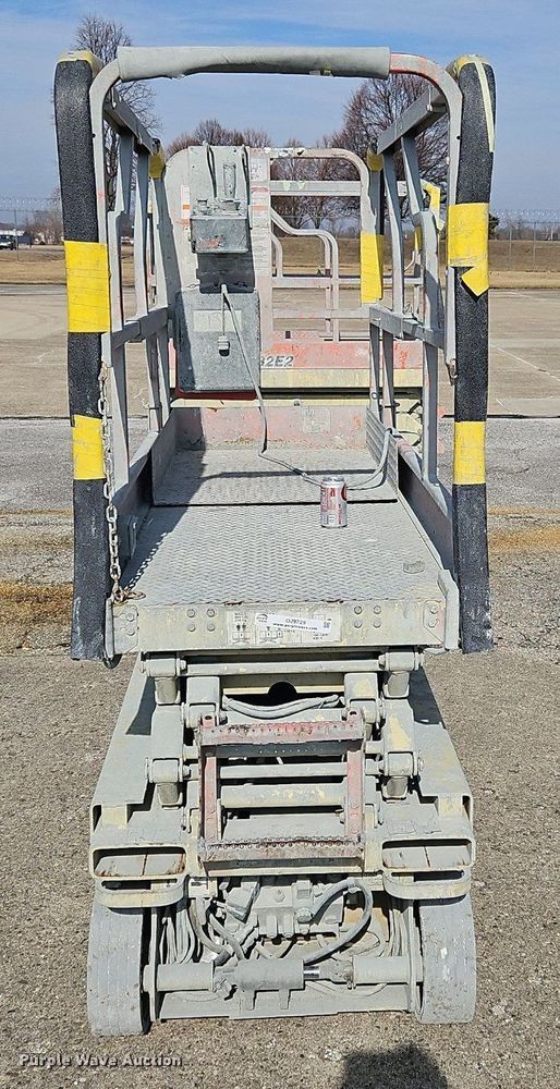 image for item OJ9729 2000 JLG 1932E2 scissor lift