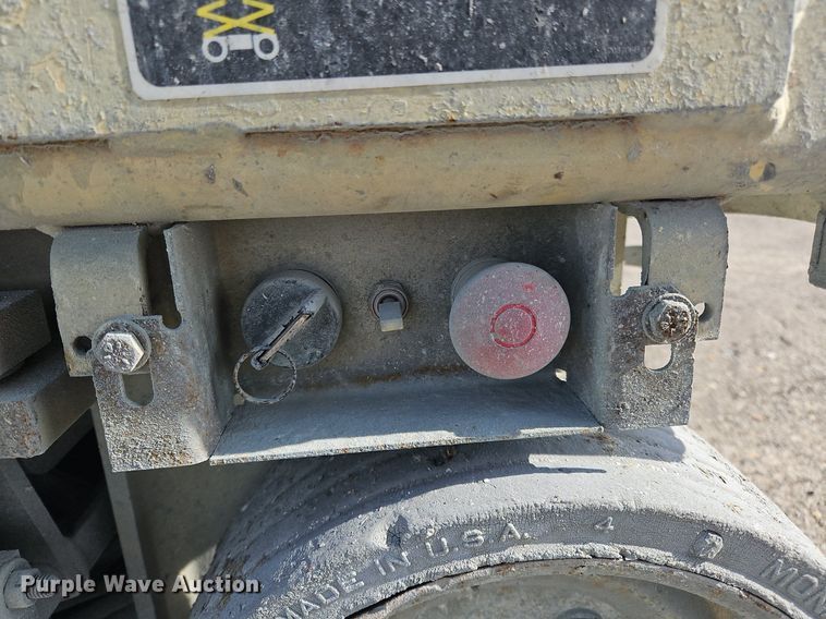 image for item OJ9729 2000 JLG 1932E2 scissor lift