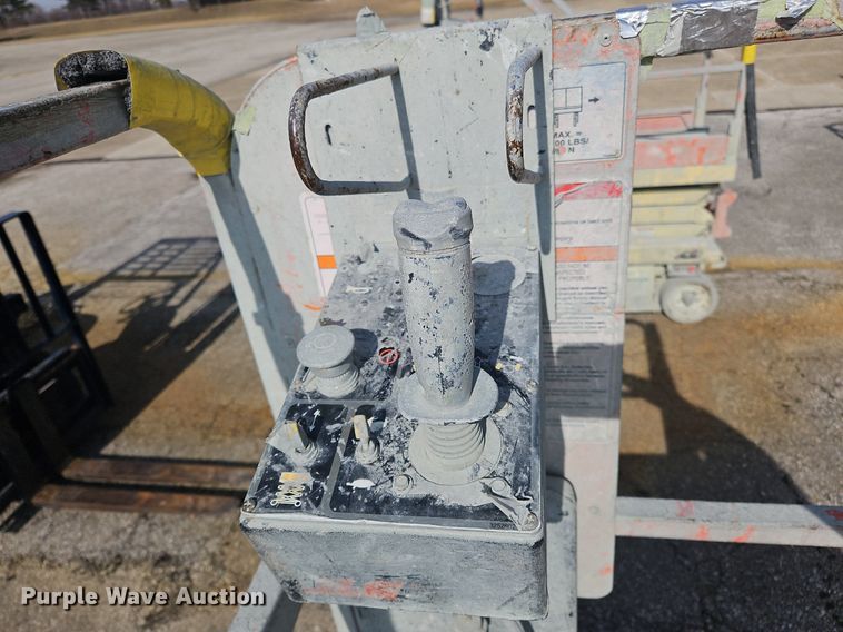 image for item OJ9729 2000 JLG 1932E2 scissor lift