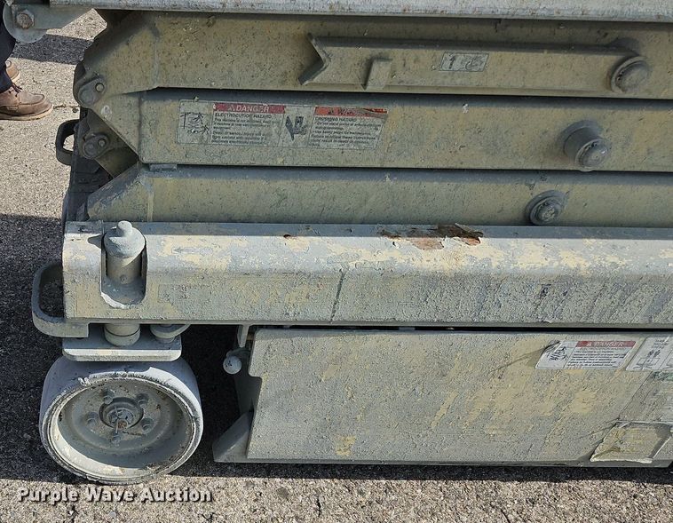 image for item OJ9729 2000 JLG 1932E2 scissor lift