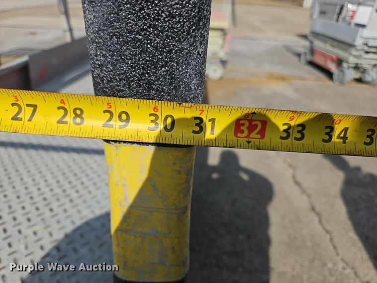 image for item OJ9729 2000 JLG 1932E2 scissor lift