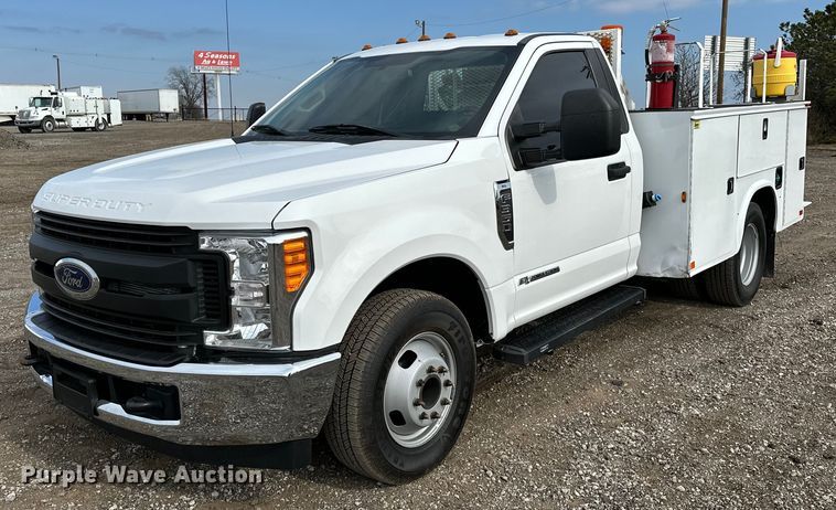 image for item OM9793 2019 Ford F350 Super Duty utility bed pickup truck