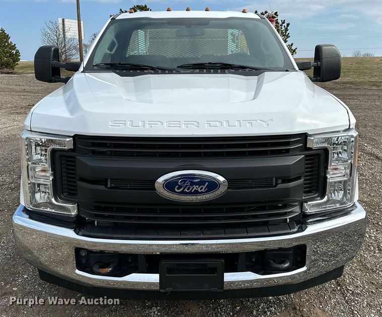 image for item OM9793 2019 Ford F350 Super Duty utility bed pickup truck