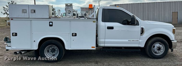 image for item OM9793 2019 Ford F350 Super Duty utility bed pickup truck