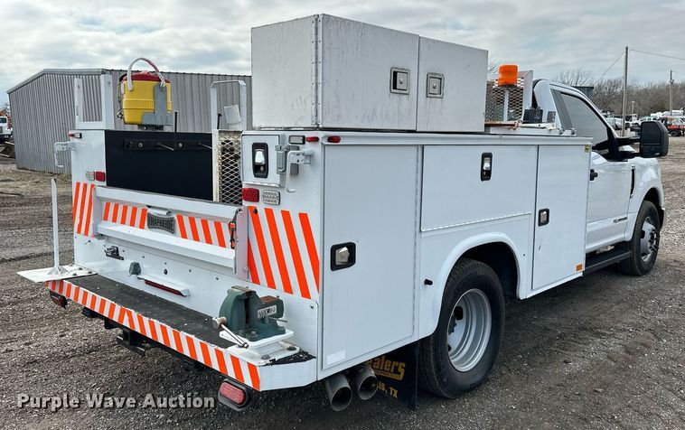 image for item OM9793 2019 Ford F350 Super Duty utility bed pickup truck