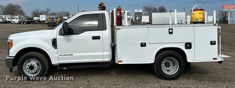 image for item OM9793 2019 Ford F350 Super Duty utility bed pickup truck