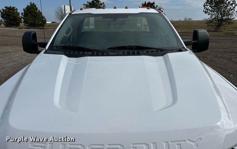 image for item OM9793 2019 Ford F350 Super Duty utility bed pickup truck