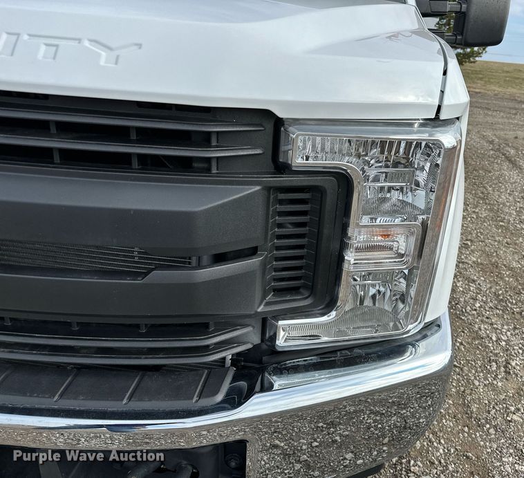 image for item OM9793 2019 Ford F350 Super Duty utility bed pickup truck