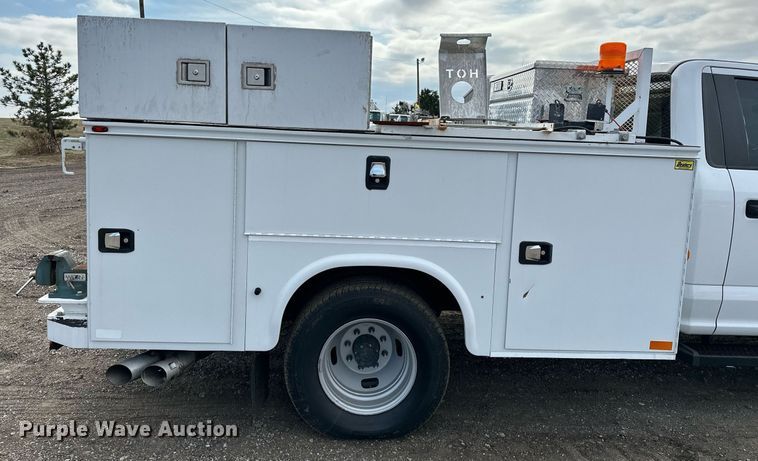 image for item OM9793 2019 Ford F350 Super Duty utility bed pickup truck